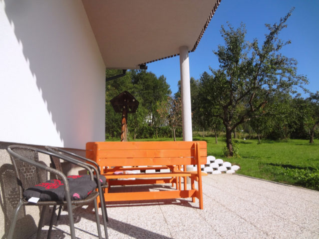 A terrace in front of the Fine Stay Apartment in the Bled area of Slovenia