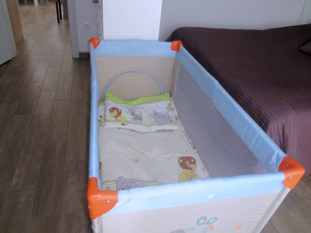 A baby bed in the first bedroom of Fine Stay Apartments in Slovenia