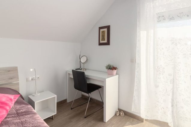 A small working desk in the first bedroom of the Modern Apartment With Balcony, Apartments Fine Stay
