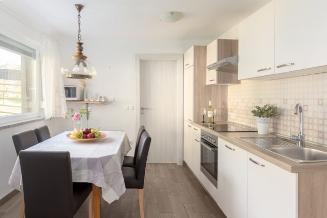 Kitchen and dining table of the Modern Apartment With Balcony and Terrace, Apartments Fine Stay, Lake Bled area of Slovenia