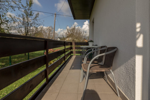 A large balcony with a table and 4 chairs at the accommodation Apartments Fine Stay Bled