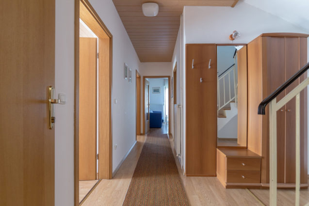 The wide and welcoming hallway with a wardrobe in the accommodation Apartments Fine Stay Bled